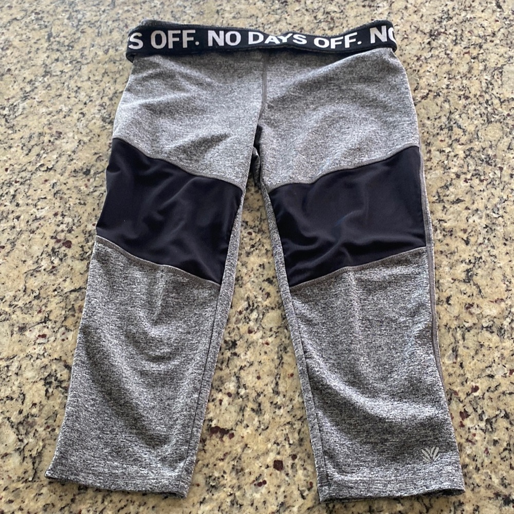 24:08 - 3/$25 BUNDLE ONLY ITEM Forever 21 Capri Leggings